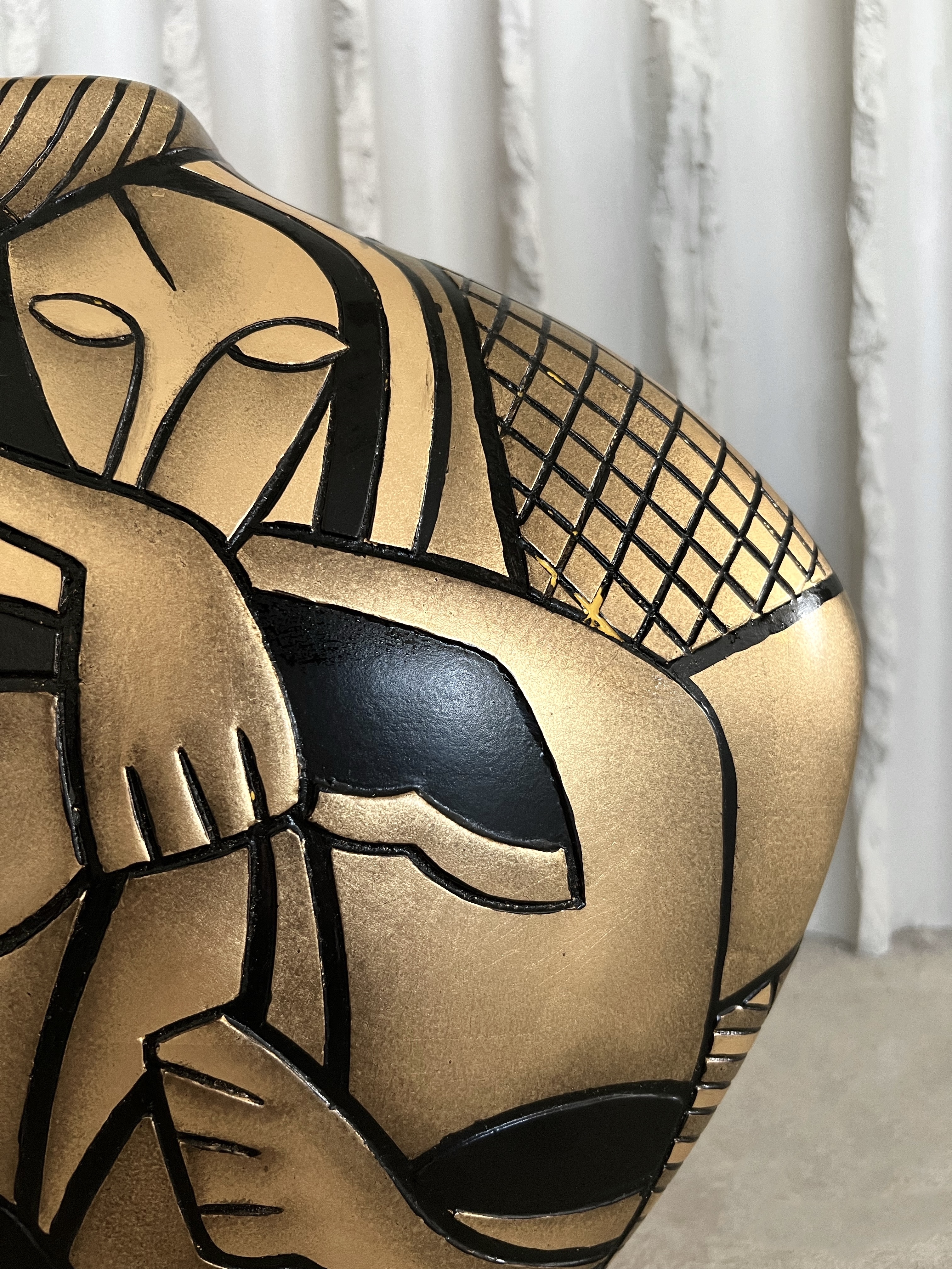 Large vase with Picasso like drawing