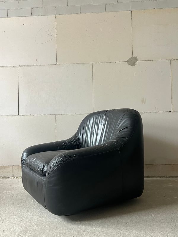 Italian black leather lounge chair Italian black leather lounge chair