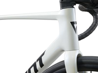 GIANT - TCR ADAVNCED 2 KOM 2025