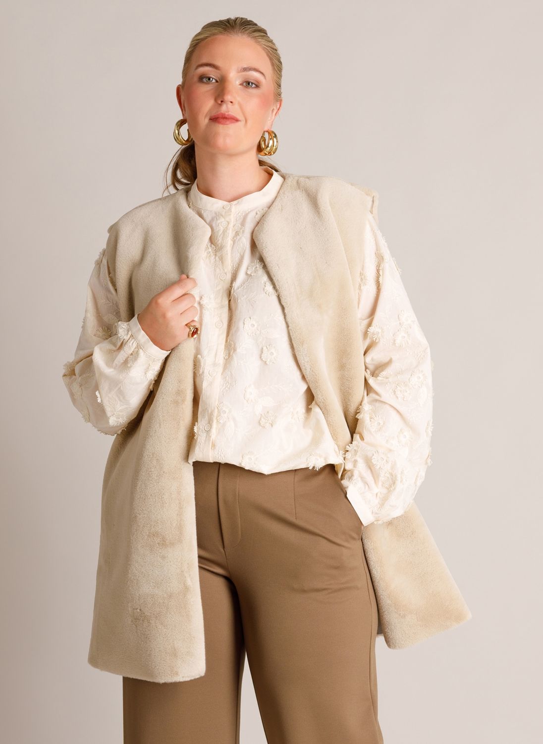Yest Curve Een gilet dat je outfit meteen een l Soft Sand A006430