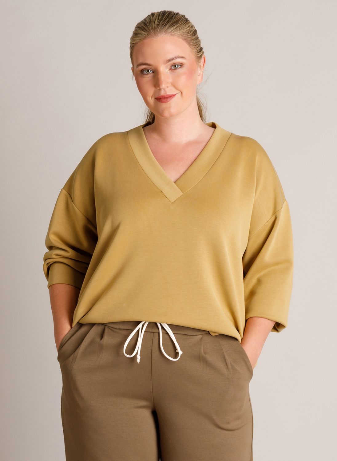 Yest Curve Dit is zo'n sweater die je overal bi Bronze A006454
