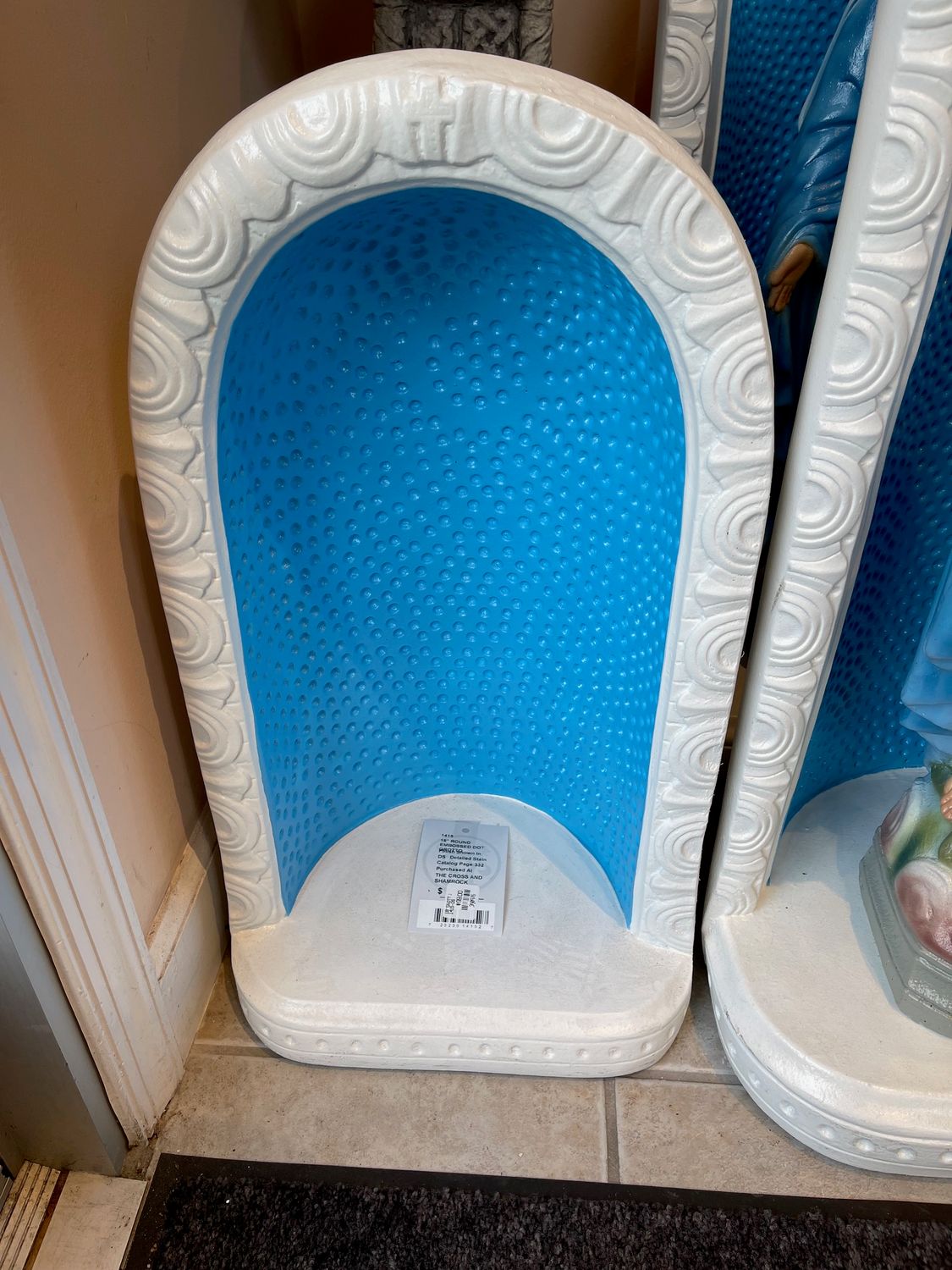 18" Round Embossed Dot Grotto, Full Color