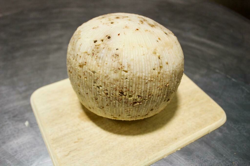 Formaggio vacchino al pepe rosa