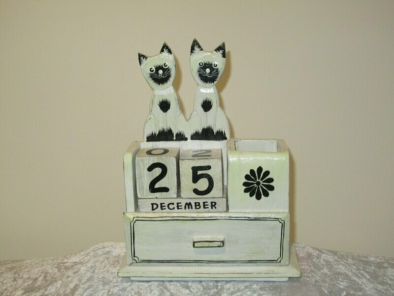 White Cat Desk Organiser with Calendar