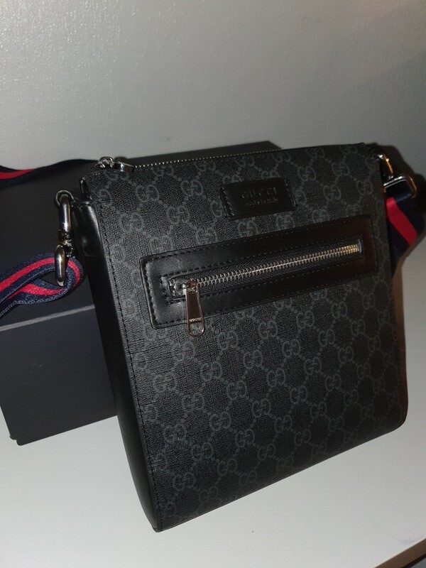 GUCCI GG Supreme Messenger Bag