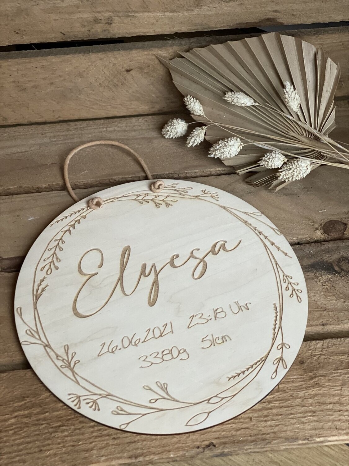 Personalisiertes Holzschild graviert mit Geburtsdaten und Ranke