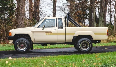CEDUNA BODY STRIPE KIT : TOYOTA HILUX (1983-1988)