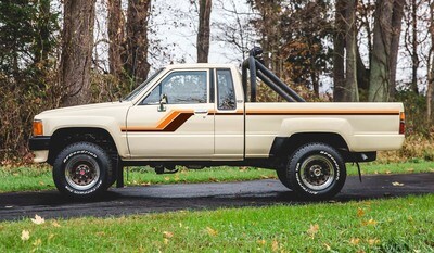 CAMDEN BODY STRIPE KIT : TOYOTA HILUX (1983-1988)