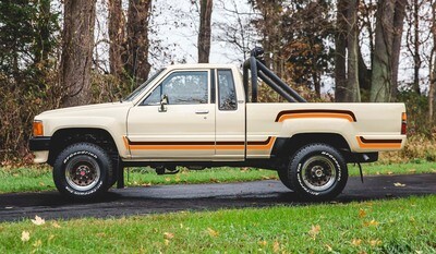 KIAMA BODY STRIPE KIT : TOYOTA HILUX (1983-1988)