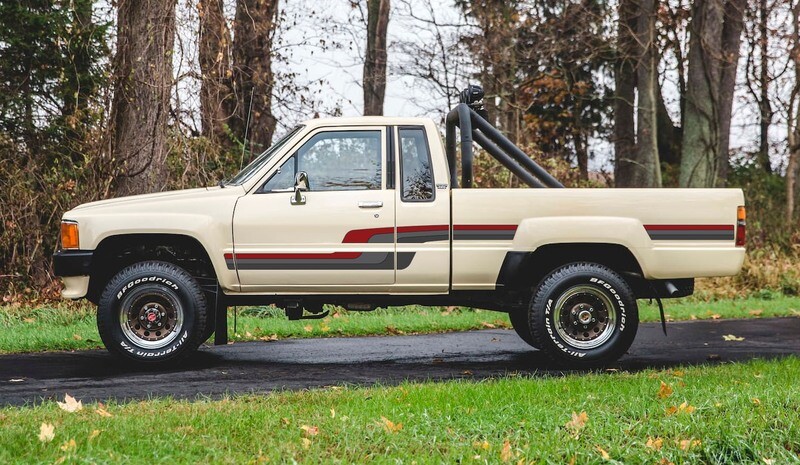 CALOUNDRA BODY STRIPE KIT : TOYOTA HILUX (1983-1988)