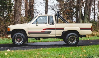 CALOUNDRA BODY STRIPE KIT : TOYOTA HILUX (1983-1988)