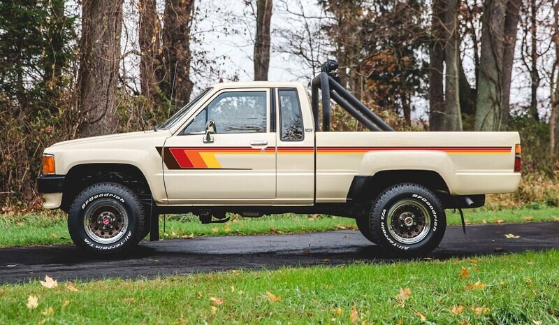 BROOME BODY STRIPE KIT : TOYOTA HILUX (1983-1988)