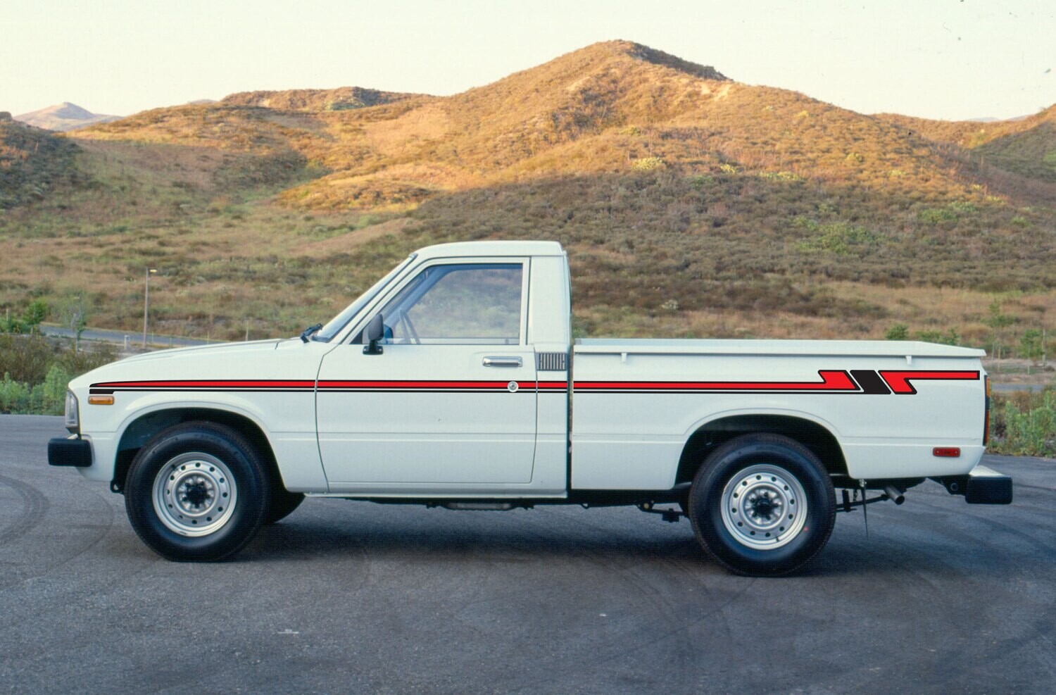 SHIRAKAWA BODY STRIPE KIT : TOYOTA HILUX (1978-1983)