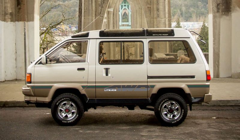 RIVERSTONE BODY STRIPE KIT : TOYOTA LITEACE GEN-3 (1985-2007)