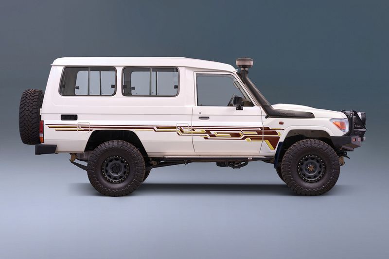 DOHA BODY STRIPES KIT : J78-SERIES TOYOTA LAND CRUISER (TROOP CARRIER)