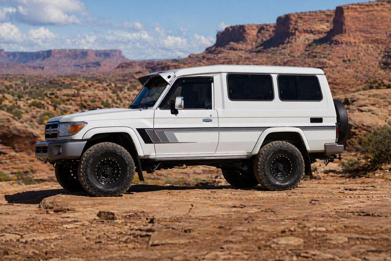 BROOME BODY STRIPES KIT : J78-SERIES TOYOTA LAND CRUISER (TROOP CARRIER)
