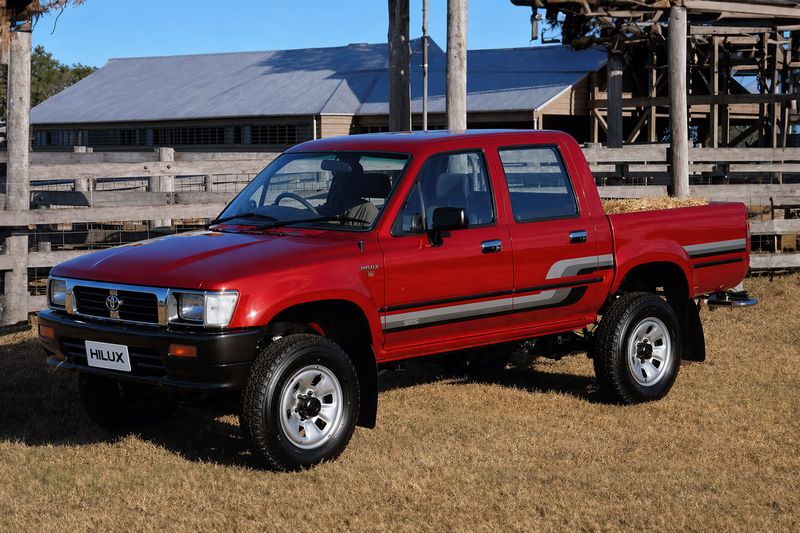 SR5 BODY STRIPE KIT : GEN-5 TOYOTA HILUX (1988-1997)