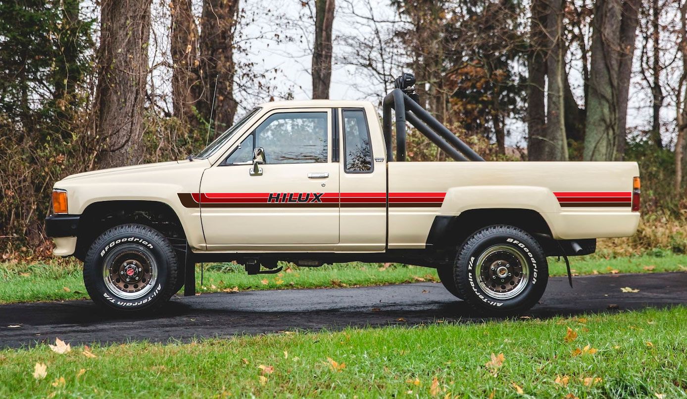 YAKUSHIMA BODY STRIPE KIT : TOYOTA HILUX (1983-1988)