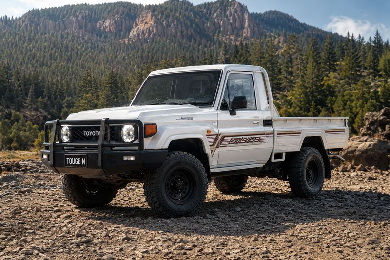 SHARJAH BODY STRIPES KIT : J79-SERIES TOYOTA LAND CRUISER (SINGLE-CAB UTILITY)
