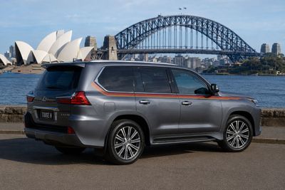 NEWTOWN-LITE BODY STRIPES KIT : LEXUS LX570 (2015–2021)
