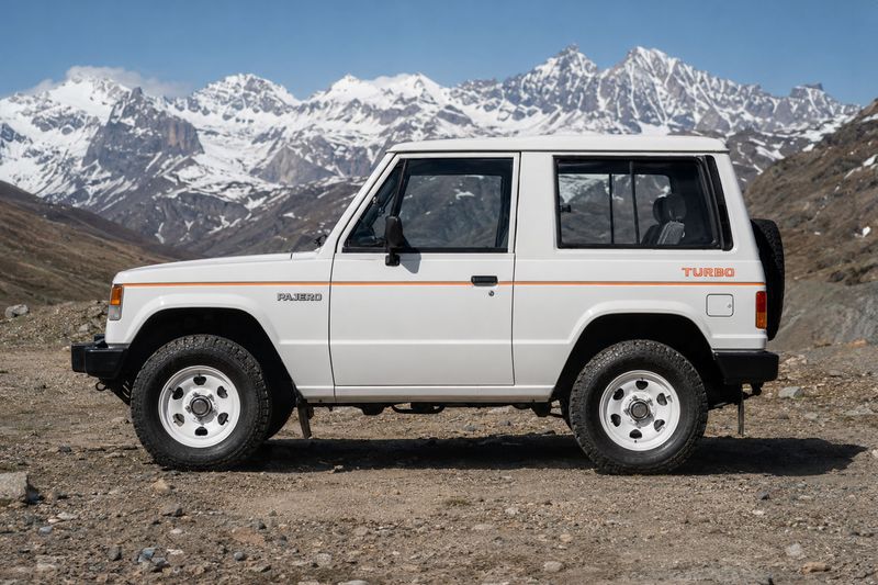 FLORENCE STRIPE KIT : MITSUBISHI PAJERO / MONTERO / SHOGUN (GEN-1) (3-DOOR)