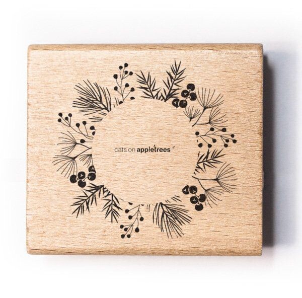 Cats on appletrees - Corona pino y baya