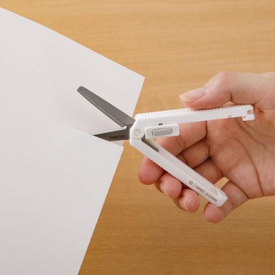 Tijeras, cutters y pinzas