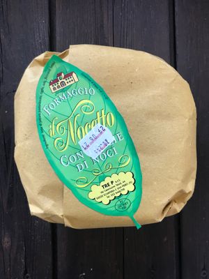 PECORINO NOCETTO STAGIONATO IN FOGLIE DI NOCI 1,3KG CIRCA TRE P