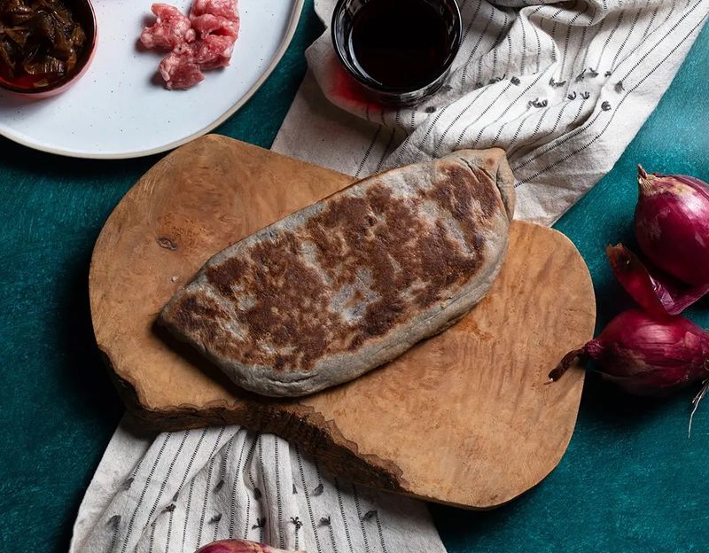 CRESCIONE AL VINO ROSSO CON SALSICCIA E CIPOLLA CARAMELLATA 300GR MANU IN PASTA SCATOLA DA 2 CONFEZIONI