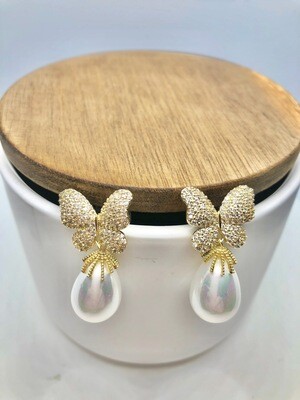 Schmetterling mit Tropfenperle in weiß