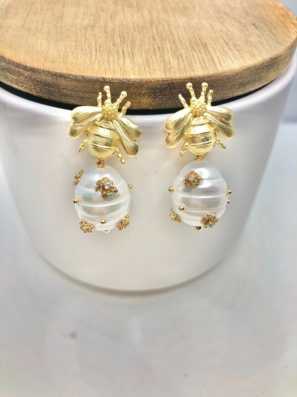 Maja mit Barockperle mit diversen Details Maja mit Barockperle mit diversen Details