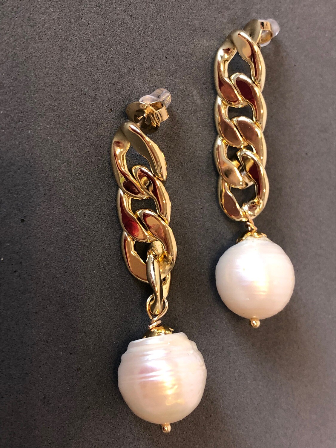 Panzerelement Ohrring mit Barockperle 24K vergoldet Titan