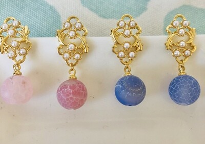 Blümchen Ohrring mit Achat Perle in Rosa oder Blau