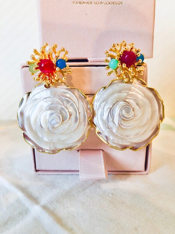 Rosa handgeschnitze Perlmutt Rose in weiß und Edelstein Stecker Rosa handgeschnitze Perlmutt Rose in weiß und Edelstein Stecker