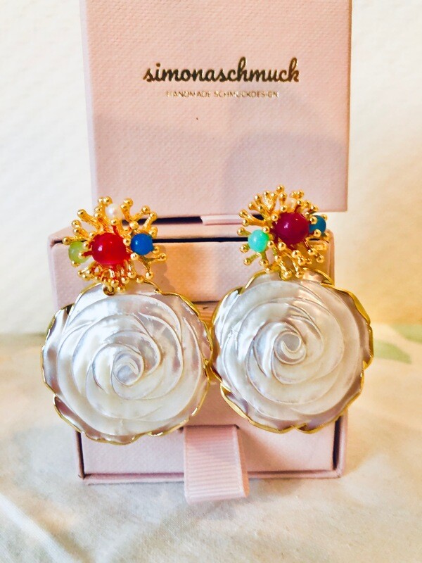 Rosa handgeschnitze Perlmutt Rose in weiß und Edelstein Stecker