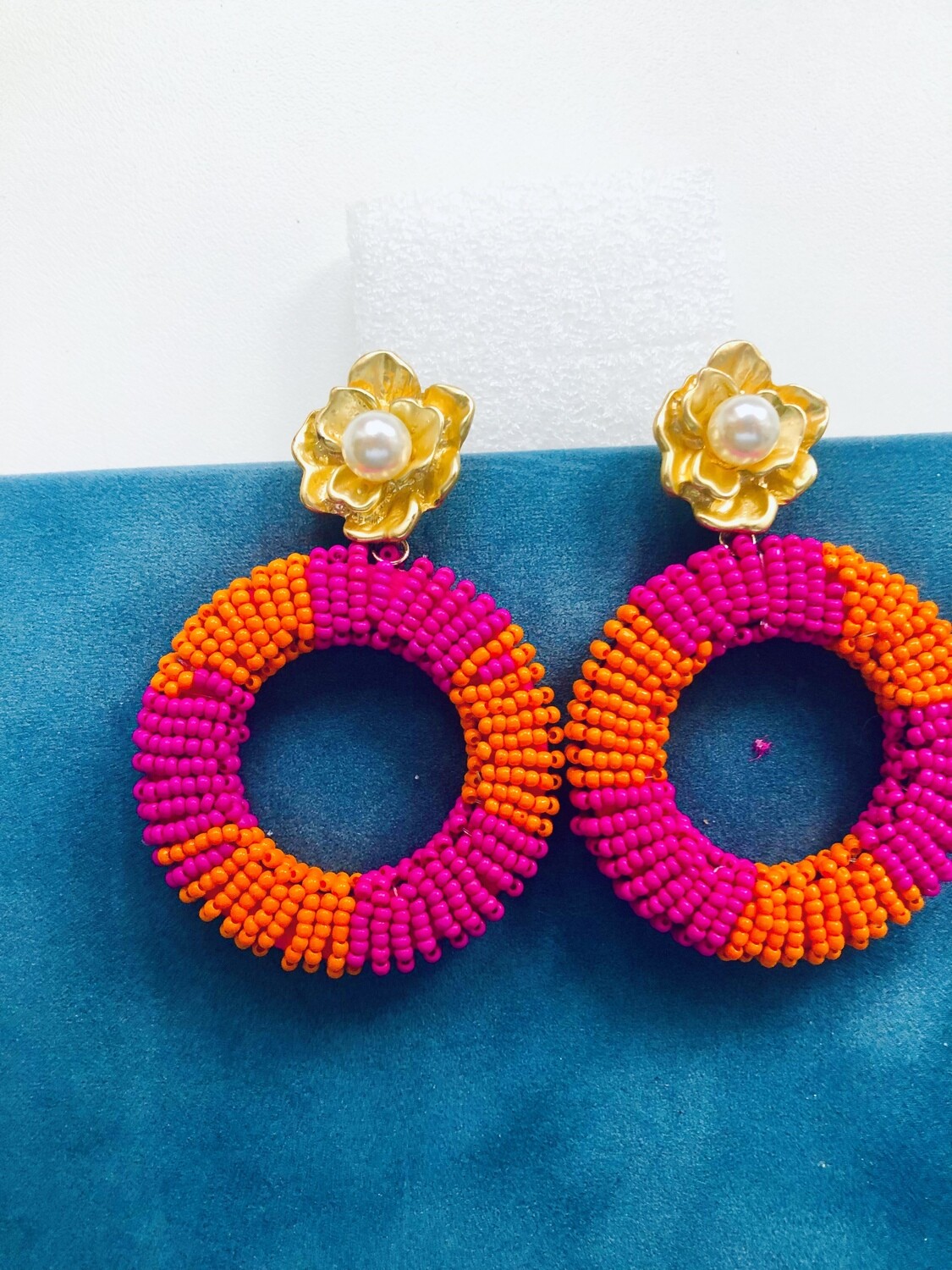 Clara mit einer Blüte und Perle in Orange Pink