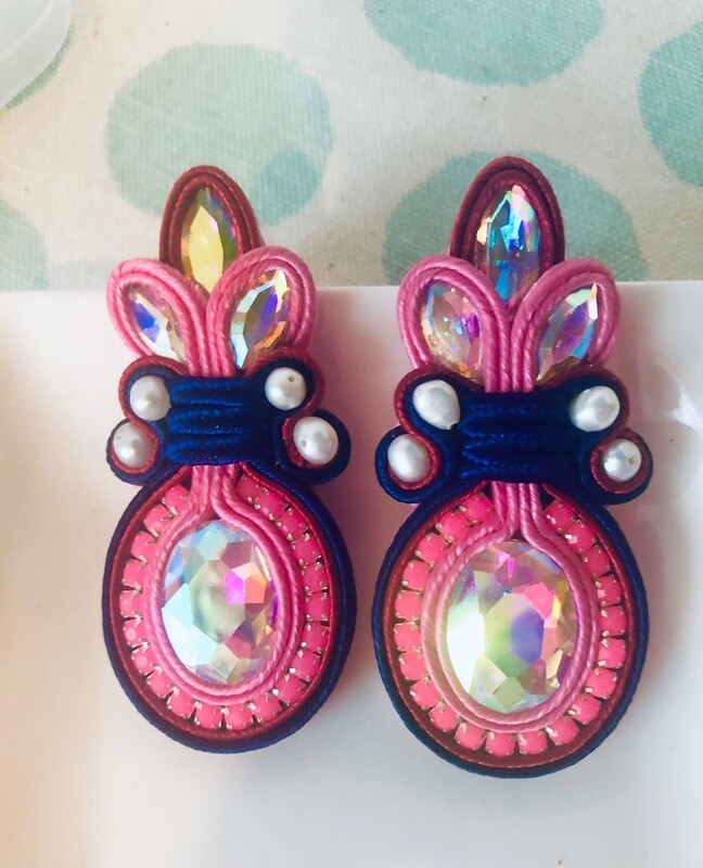Emma Soutache Ohrring mit Perlen Blau/Rosa Emma Soutache Ohrring mit Perlen Blau/Rosa