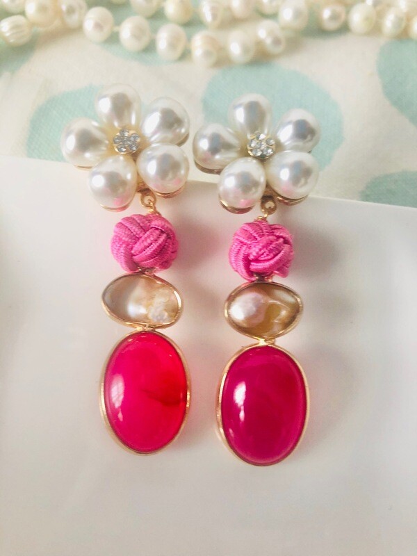 Gina Blütenstecker mit Edelstein in Pink und einem Knoten Gina Blütenstecker mit Edelstein in Pink und einem Knoten