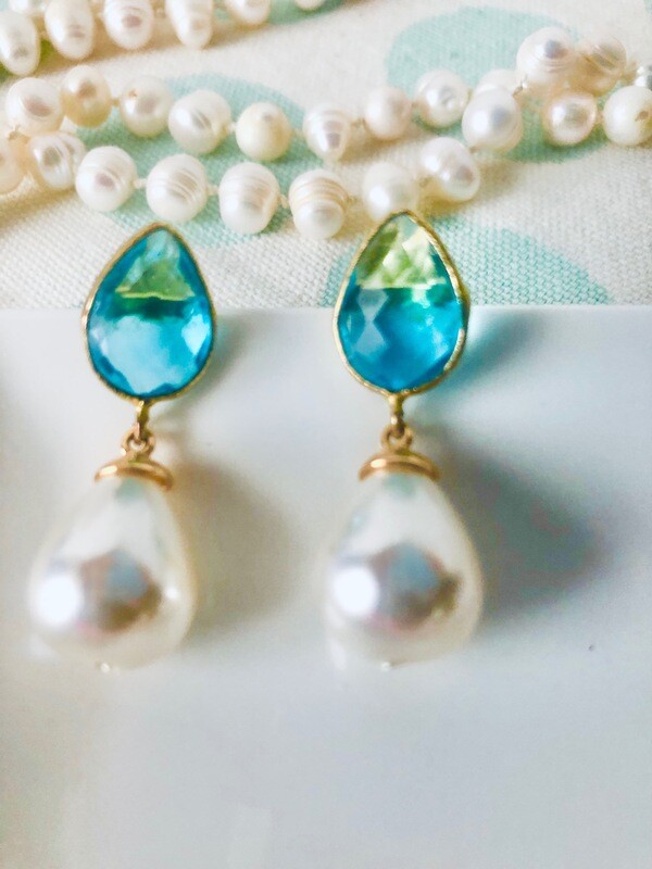 Ivy Edelstein Ohrring in blau mit einer echten Muschelkern Perle in Tropfenform