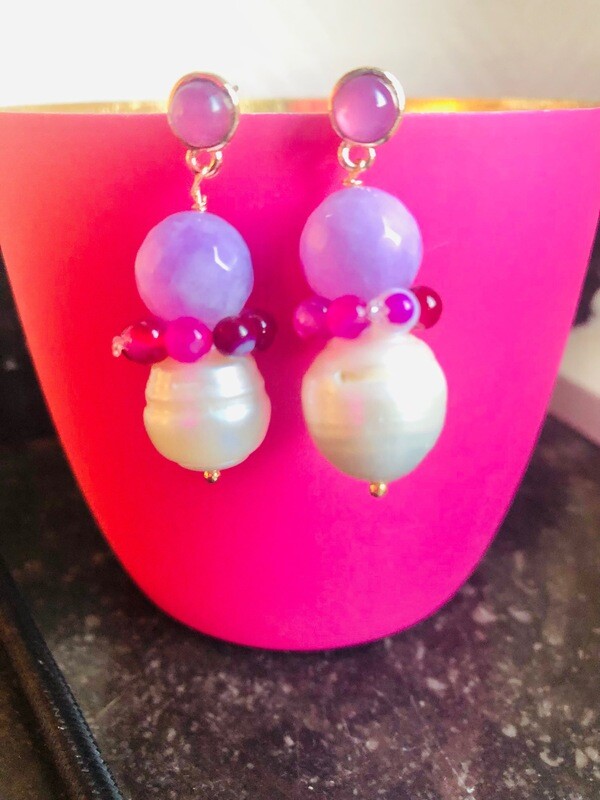 Viola große Barockperle und einem Kranz in Pink Viola große Barockperle und einem Kranz in Pink