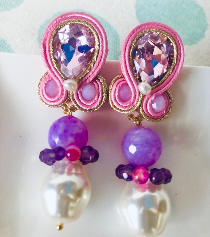 Rosa Soutage mit Perle und Kränzchen Rosa Soutage mit Perle und Kränzchen
