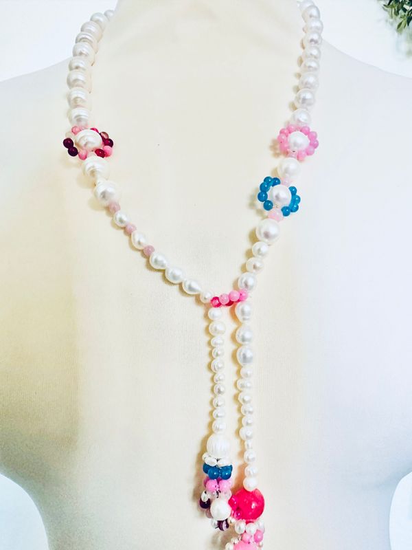 Kette  mit Muschelkern Perlen, Edelstein Blumen in Pink, Blau