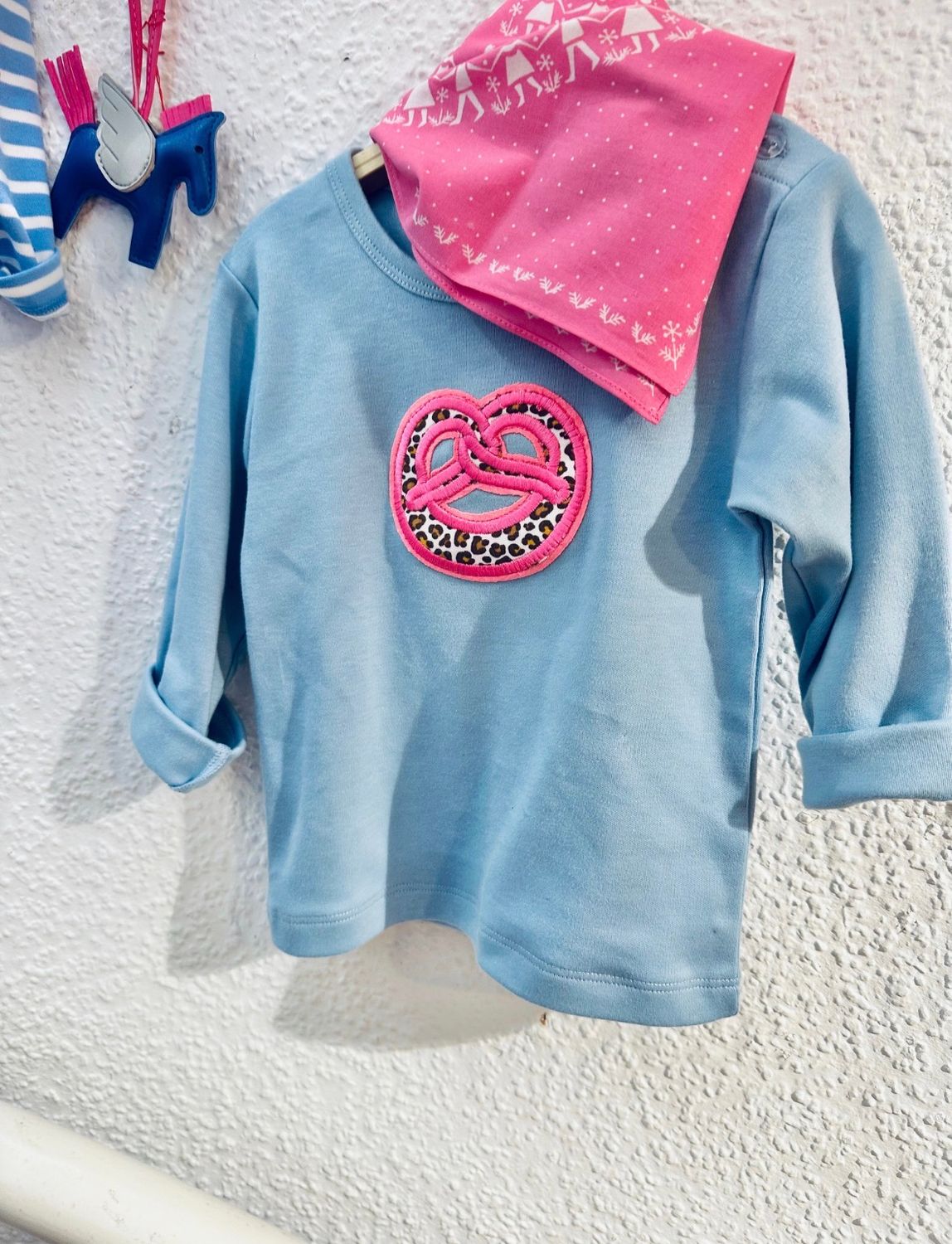 Tshirt helblau mit Tiger Brezel