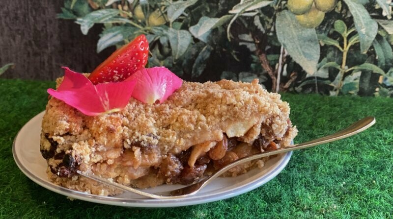 Appelkruimel taart met vanillesaus
