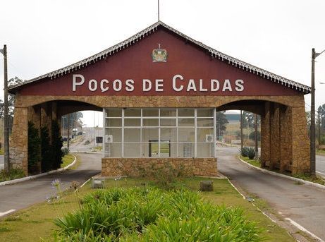 GRANDE RÉVEILLON 2026 EM POÇOS DE CALDAS  COM VISITA A CIDADE DE JURUAIA