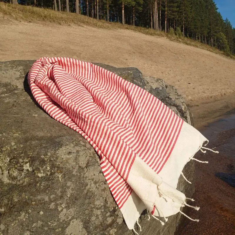 Iso hamam-pyyhe 100 × 200 cm – punavalkoraidallinen Iso hamam-pyyhe 100 × 200 cm – punavalkoraidallinen - hamampyyhe.fi