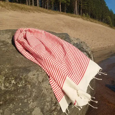 Iso hamam-pyyhe 100 × 200 cm – punavalkoraidallinen Iso hamam-pyyhe 100 × 200 cm – punavalkoraidallinen - hamampyyhe.fi