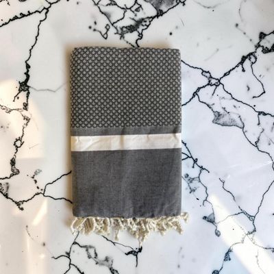 Musta Bouquet Jacquard -hamam-pyyhe 100 × 200 cm Musta Bouquet Jacquard -hamam-pyyhe 100 × 200 cm