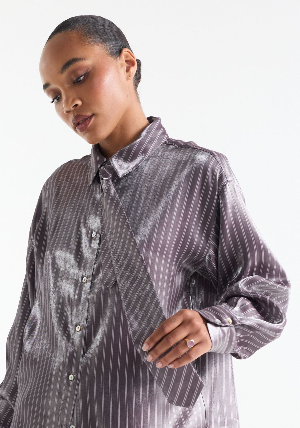 JNSN blouse glans stropdas