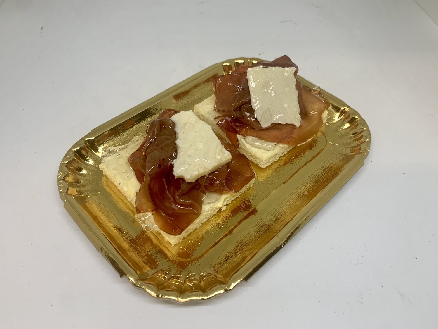 Canapè (tartine) con bresaola